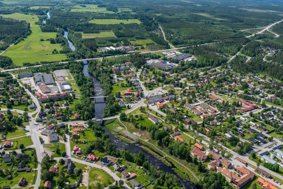 Flygfoto över Sävar samhälle med Sävarån.