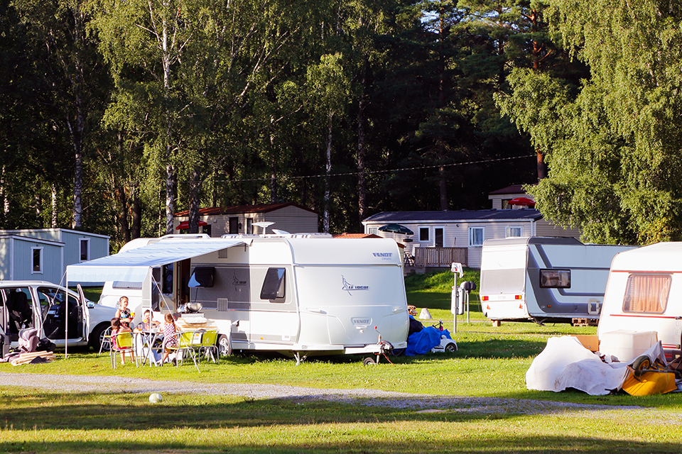 Campingplats med husvagnar och husbilar