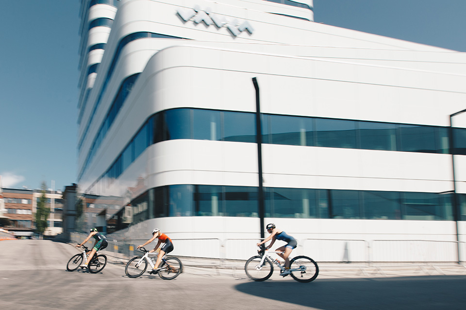 Tävlingscyklister under SM-veckan 2023 cyklar framför Väven.