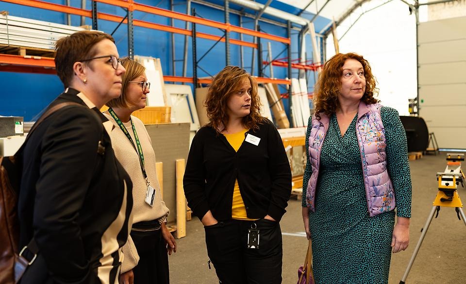 Fyra kvinnor på besök på Byggåterbruket.