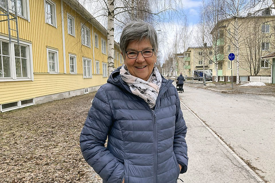 En kvinna i täckjacka på en gata i Umeå