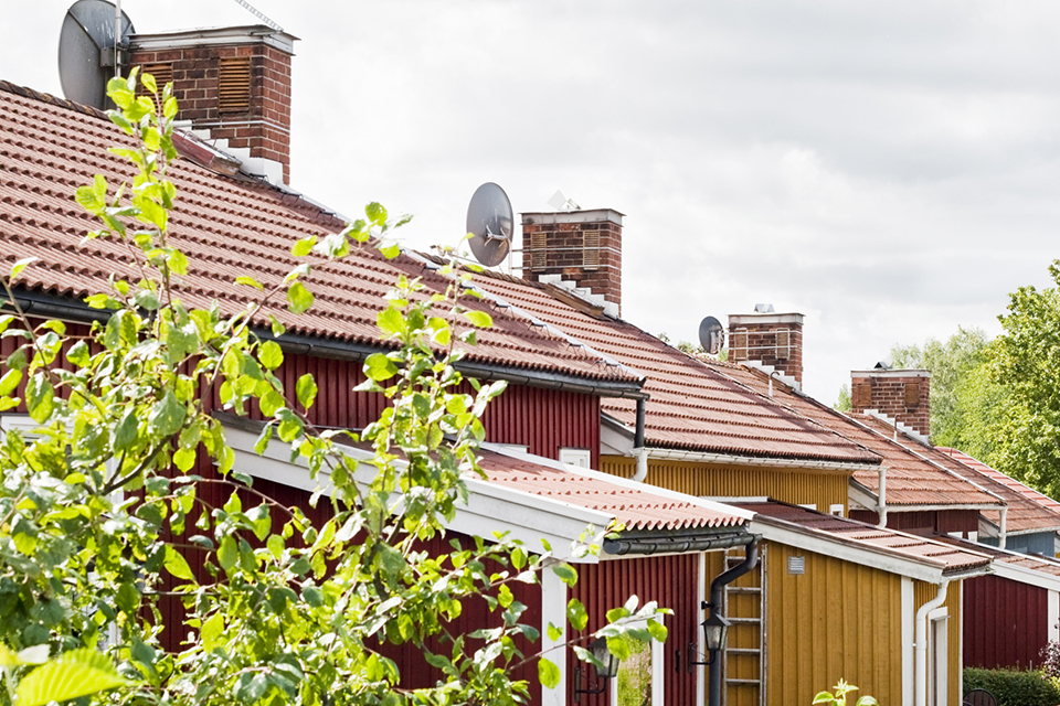 Flera radhus i rött, gult och blått