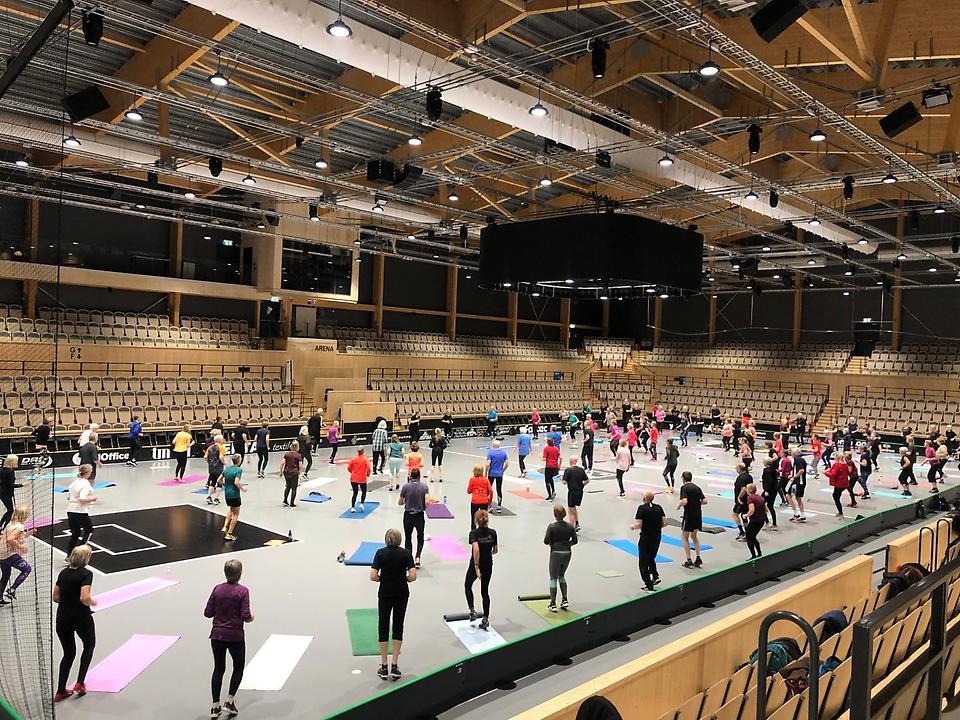 Seniorer som kör cirkelträning inne i Nolia arena.