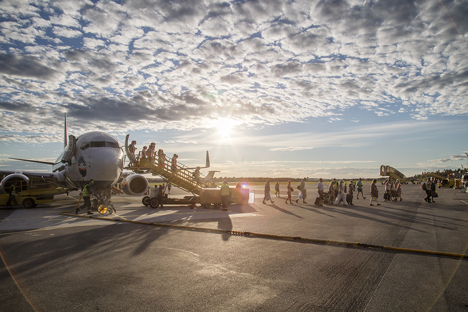 Människor på väg ut ur ett flygplan.