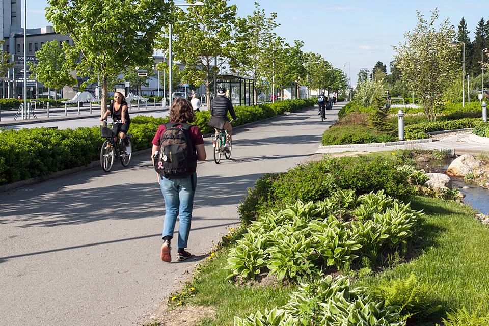 Personer går längs gång- och cykelväg i Universitetsstaden, Umeå.