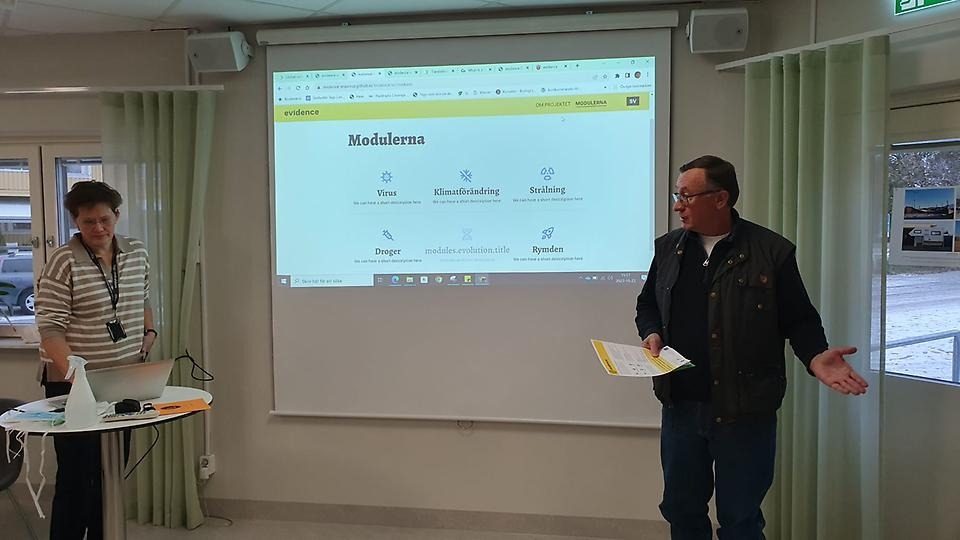 Anna Strid presenterar projektet för skolpersonal i Umeå tillsammans med Oleg Popov från Umeå universitet och lokalkoordinator av projektet.