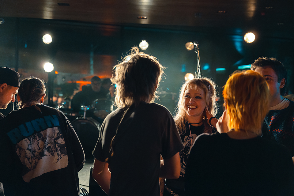 Ett ung tjej och kille pratar och ser ut ha roligt under klubbspelning i Umeå