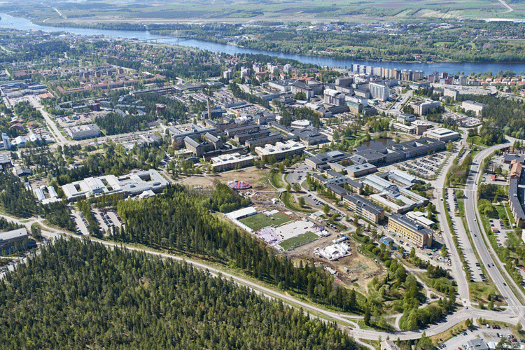 Flygfoto över Umeå universitet och sjukhusområdet.