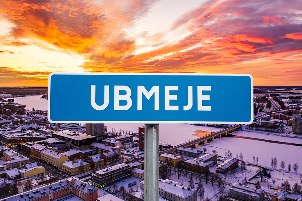 Umeå, flygbild på vintern, med skylt "Ubmeje"