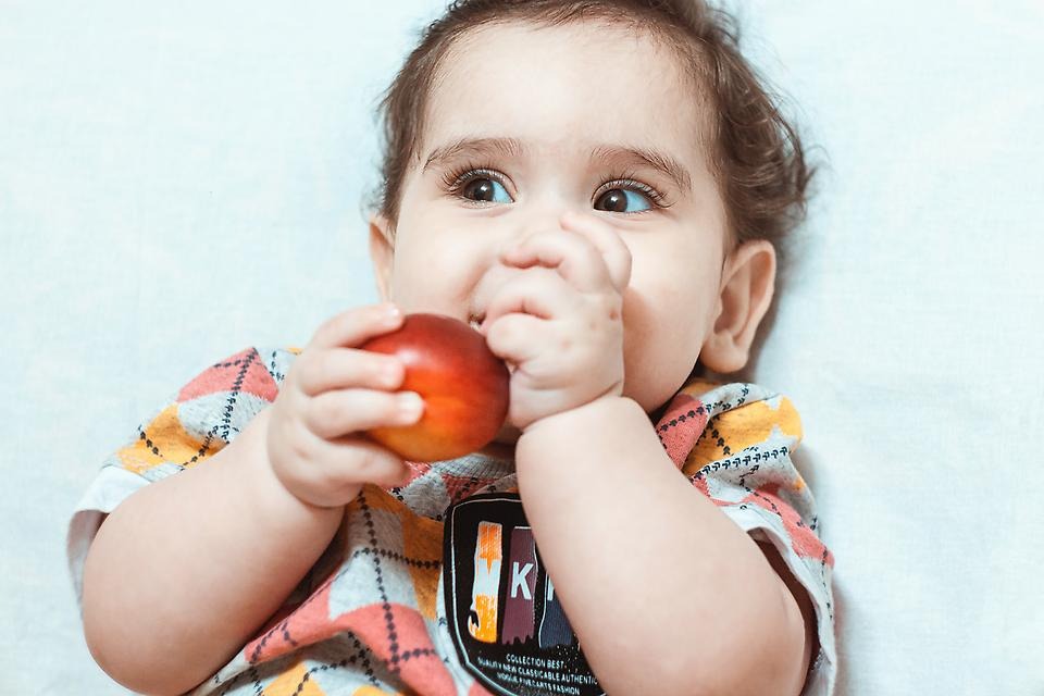Barn som äter frukt