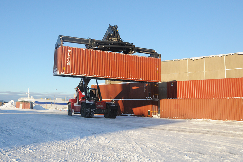 Reach stacker i Umeå hamn som hanterar containers