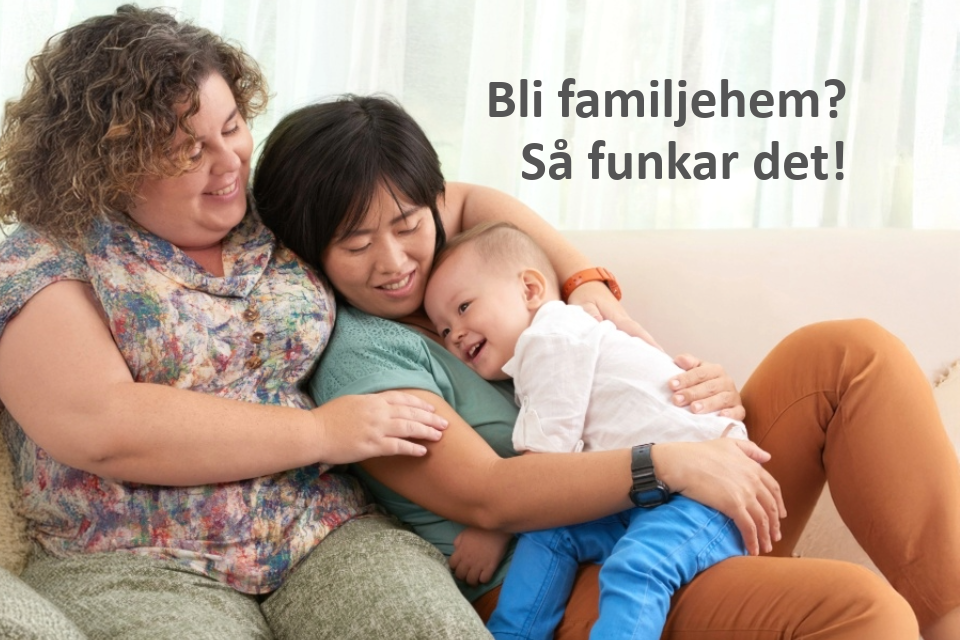 Två kvinnor som håller om varandra och ett litet barn i en soffa.