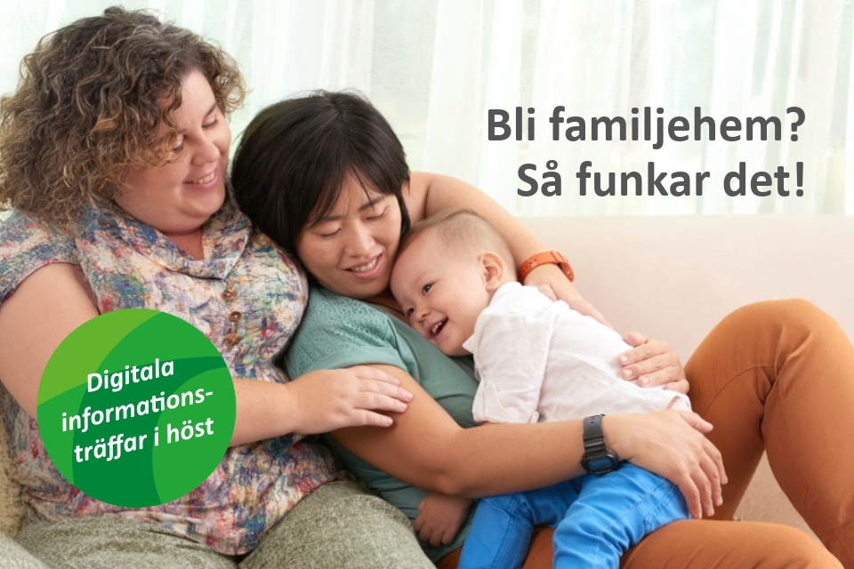 Två kvinnor som ligger i en soffa och håller om en bebis.