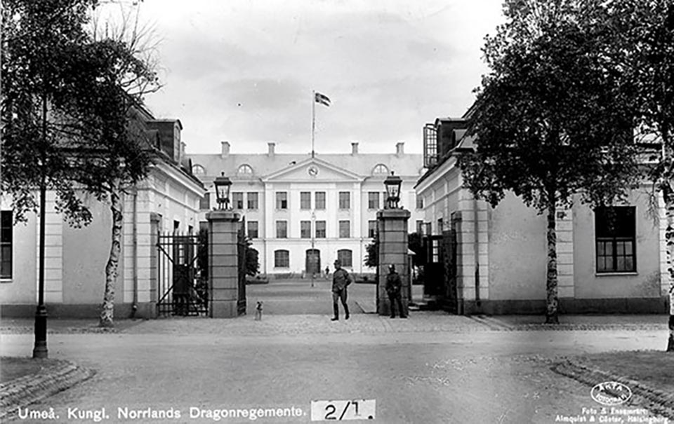Vykort, Umeå kungliga Norrlands dragonregemente. Fotograf: Almqvist & Custer, Hälsingborg. Västerbottens museum.