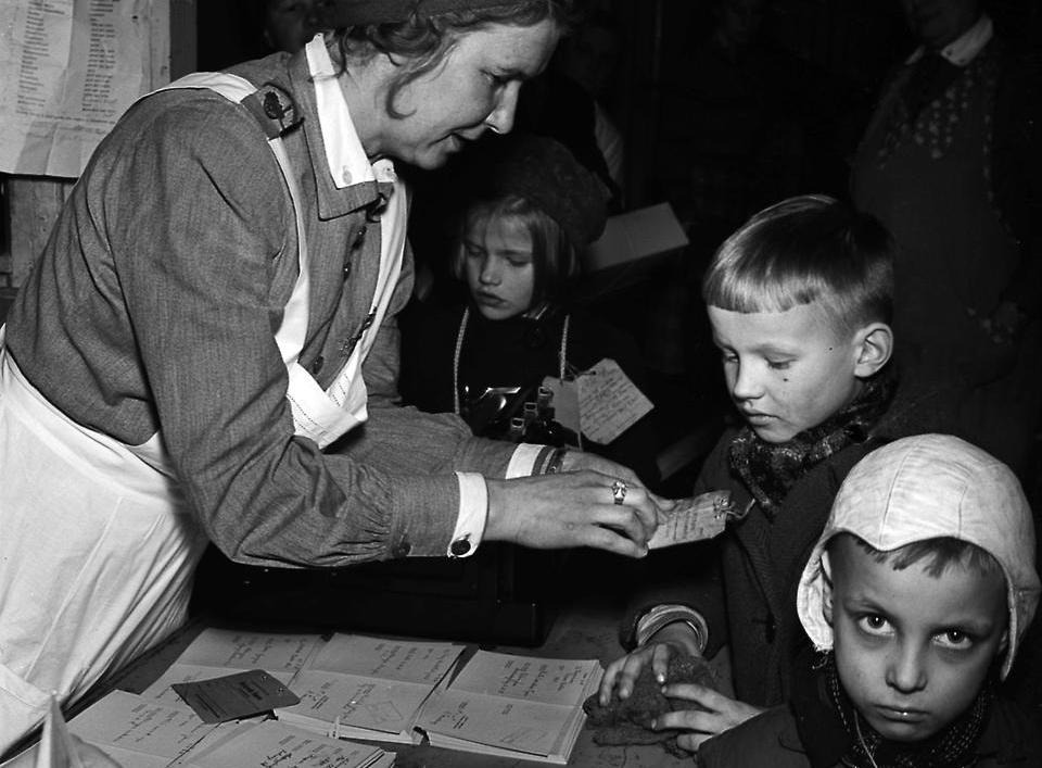Finska barn tas emot och registreras på I 20 i Umeå, februari 1944. Foto: Bertil Ekholtz/Västerbottens museum.