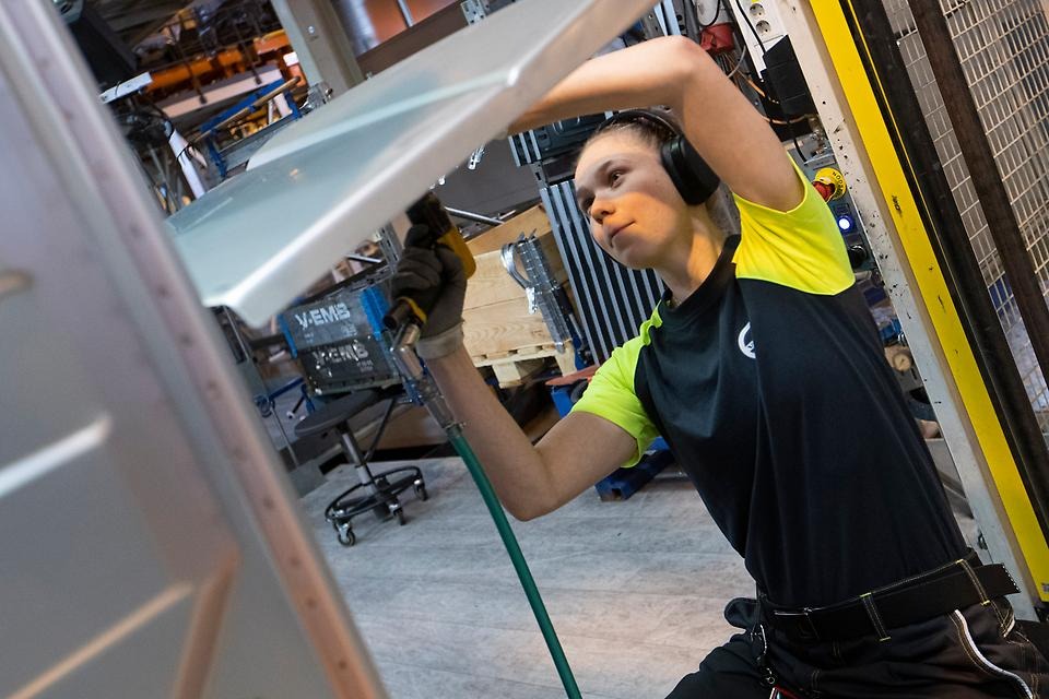 Bild på kvinna som arbetar i Volvo trucks fabrik i Umeå