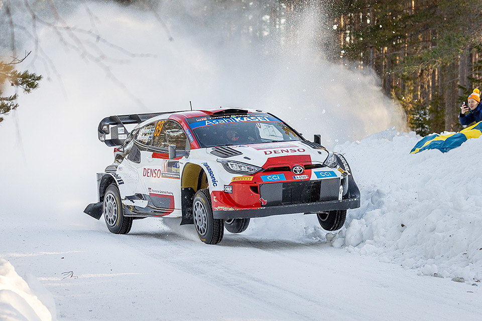 Rallybil kör i skogen.