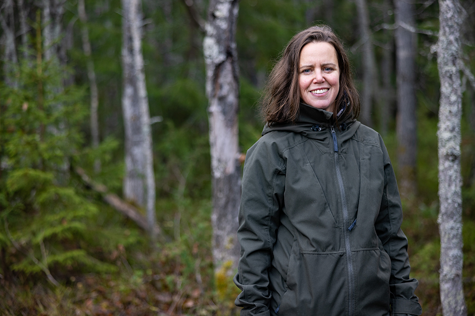 Porträtt av naturvårdaren Marlene Olsson i en skog