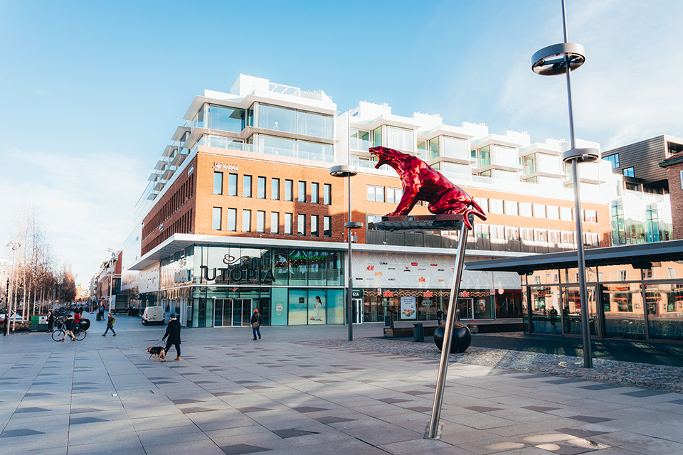 The artwork ”Listen” at Rådhustorget by artist: Camilla Akraka The artwork depicts a roaring red cougar. 