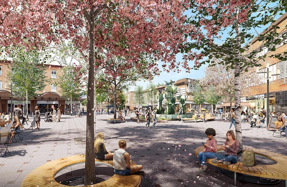 Renmarkstorget under vår med blommande körsbärsträd, blå himmel och människor i rörelse.