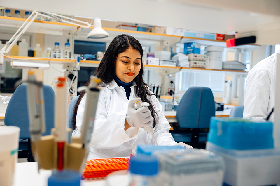 Woman in a lab invironment in Umeå.