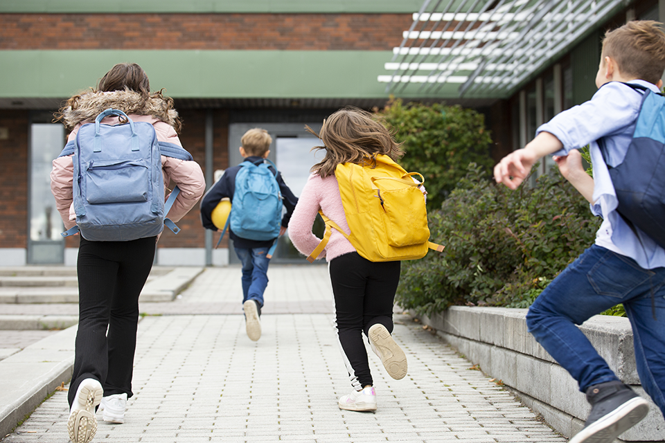 Barn springer till skolan