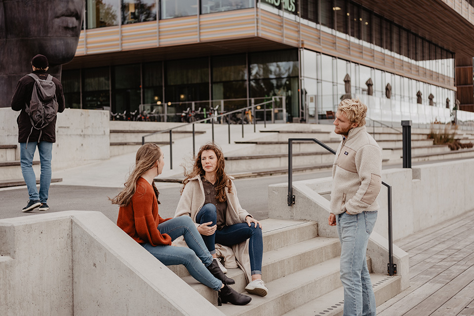 Bilden visar studenter som samtalar vid Konstnärligt campus.