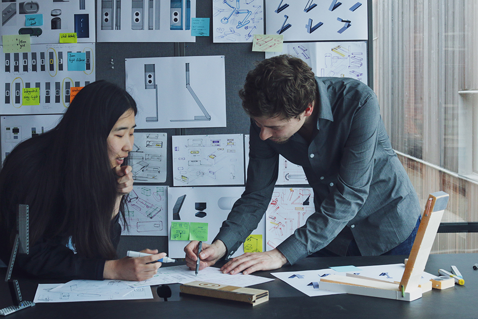 Bilden visar Yuan Tian och Adrian Heymann arbetandes med sitt designprojekt vid Designhögskolan.