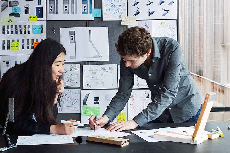 Yuan Tian och Adrian Heymann arbetar med sitt designprojekt vid Designhögskolan.