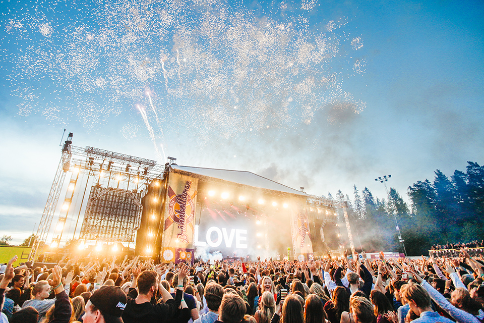 A outdoor consert with a large audience.