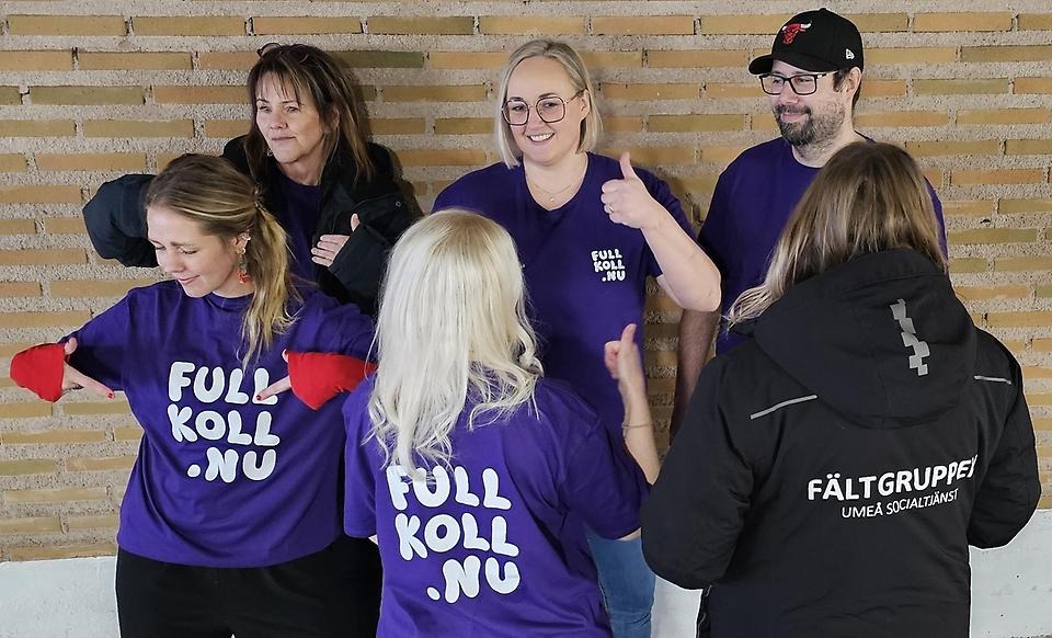 Sex glada personer med tröjor som det står "full koll" och "fältgruppen Umeå kommun" på.