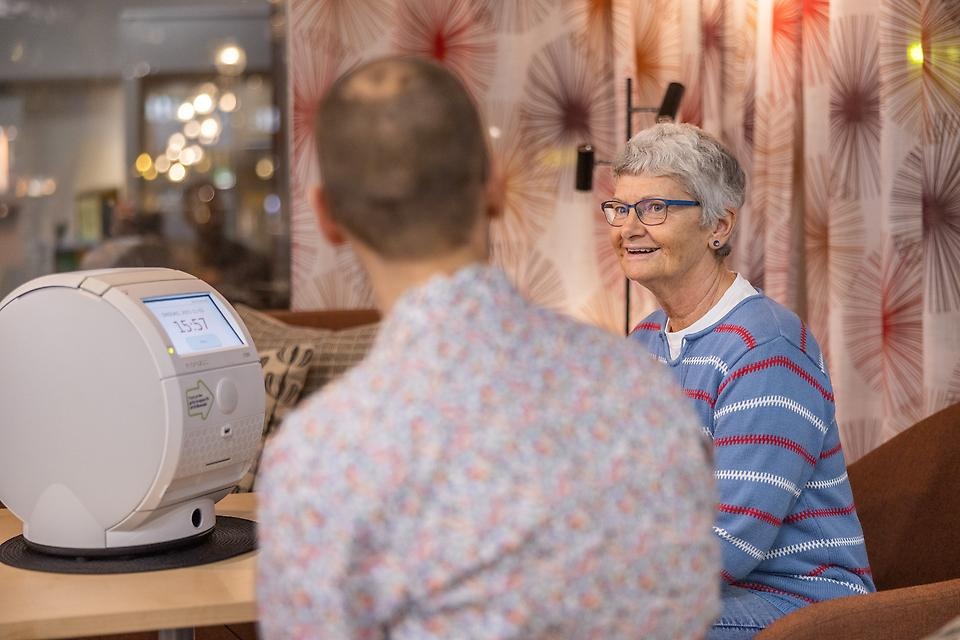 Kvinna som använder en medicingivare.