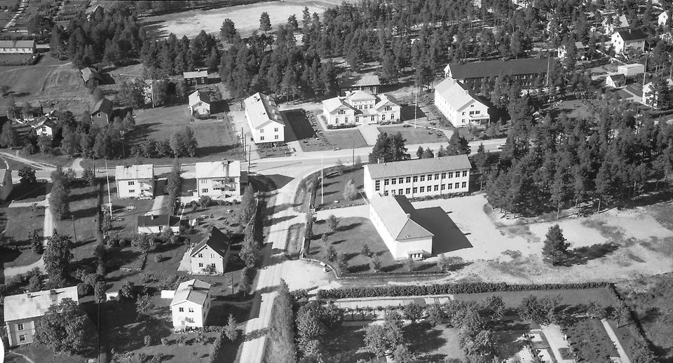 Umeå landsförsamlings kommunalhus 1954, i förgrunden Backens skola. Foto Västerbottens museum. 