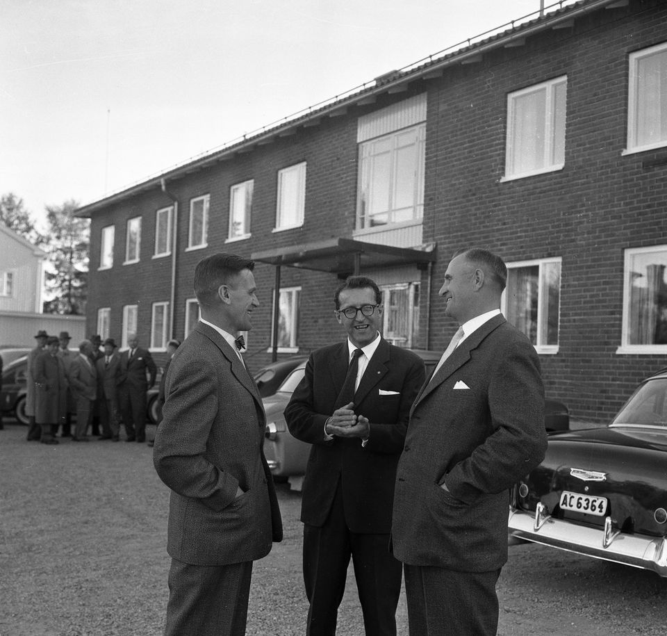 Nybyggt kommunalhus på Teg, 1958. I mitten Umeå landskommuns kommunalkamrer Nils-Erik Årre, sedermera ordförande i Umeå kommunfullmäktige (1972–1973). Fotoarkivet, Västerbottens museum.