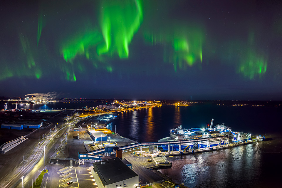 Aurora Botnia i hamn, med norrsken på natthimlen