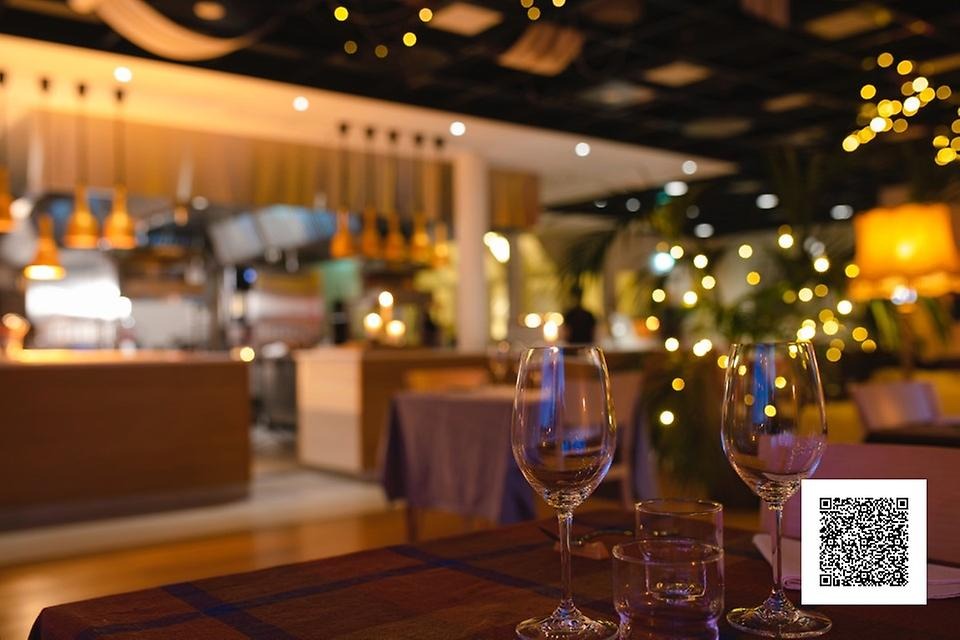 Två vinglas i trevlig restaurangmiljö