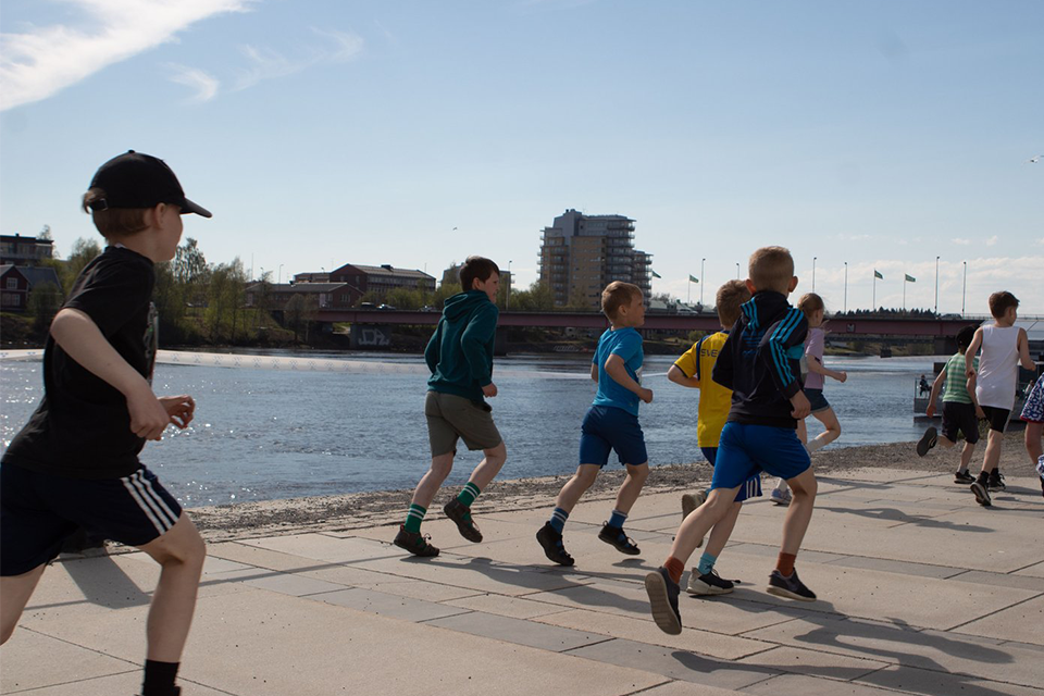 Elever joggar vid Skeppsbron.