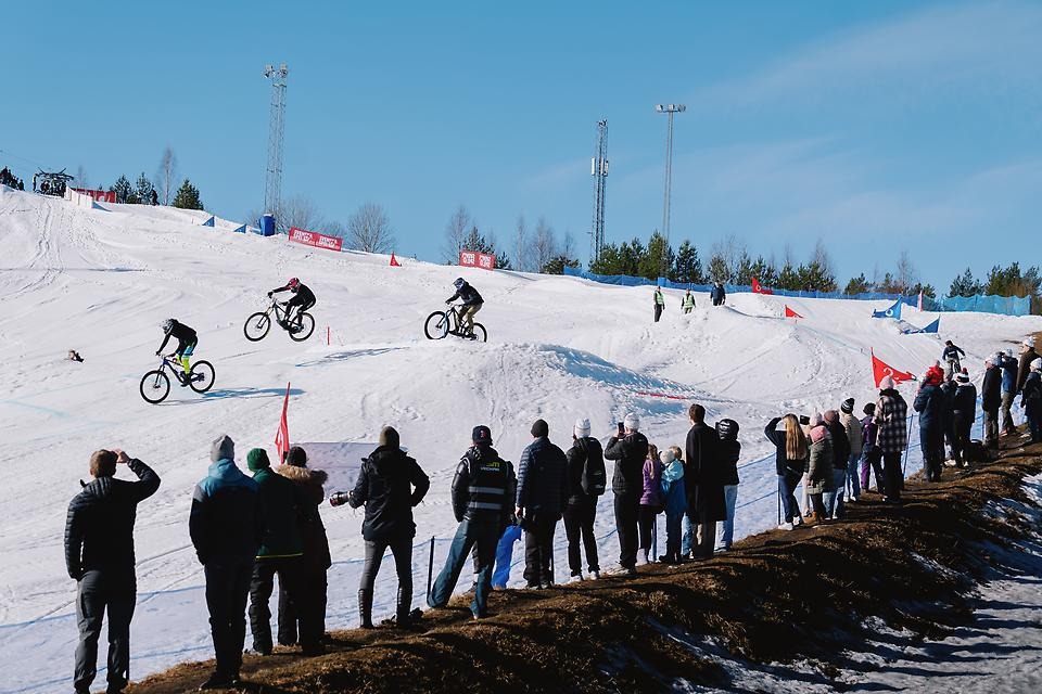Publik tittar på SM-tävling i Snow Bike i Bräntbergsbacken under SM-veckan i Umeå 2026.