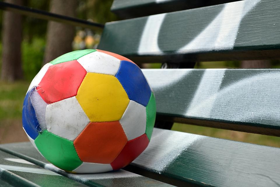 Färgglad fotboll på parkbänk