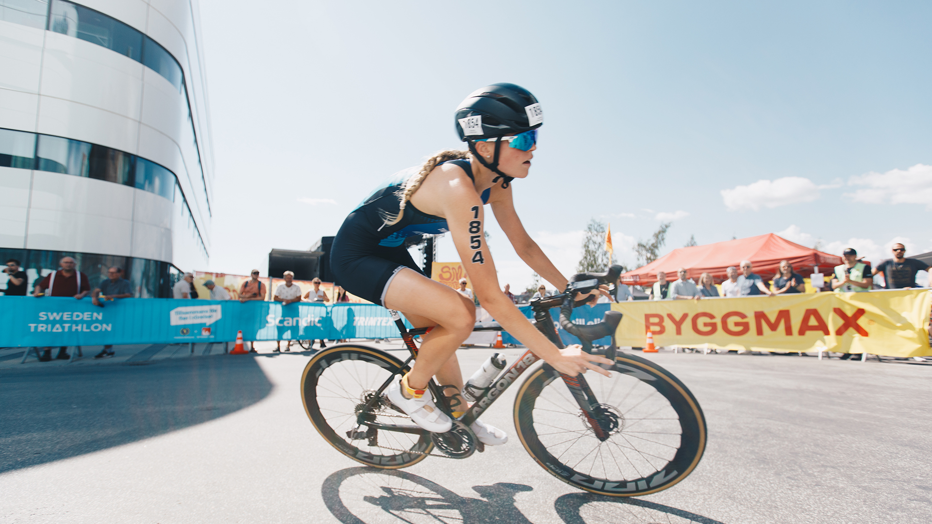 Elitcyklare utanför Väven