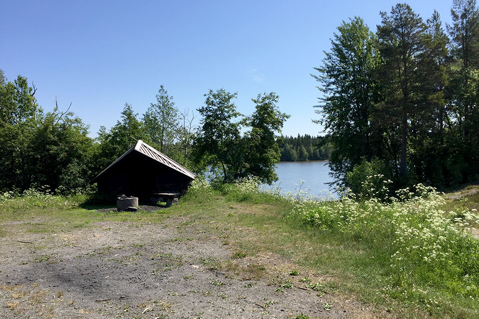 Rastplats vid strandkanten i Bränte friluftsområde.