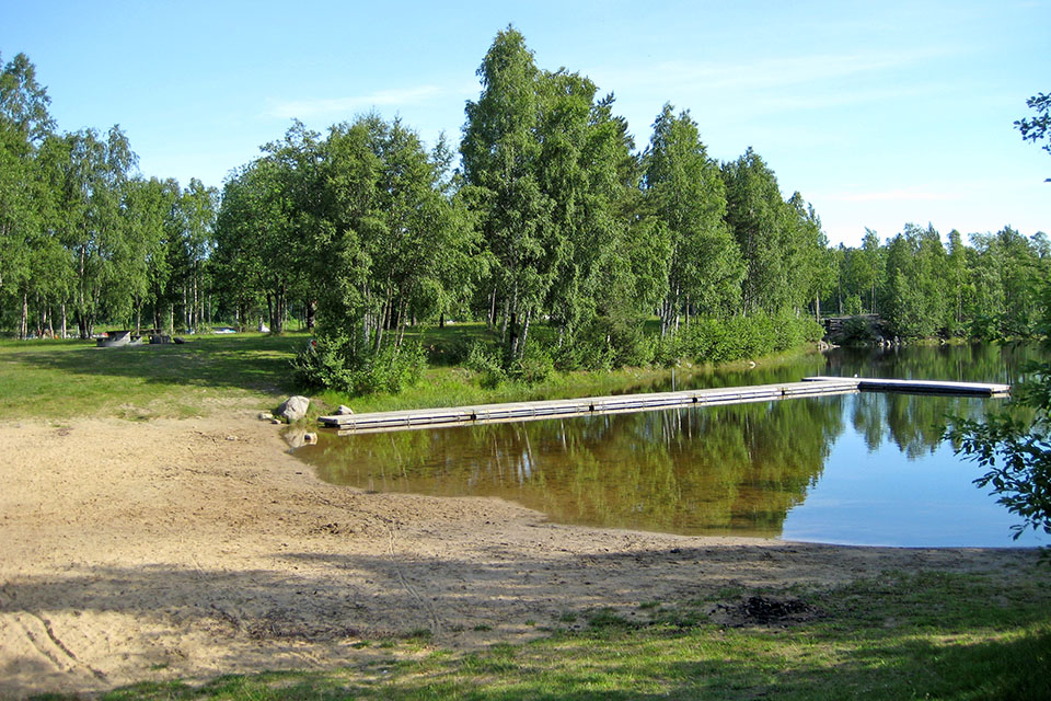 Strandkant med brygga.