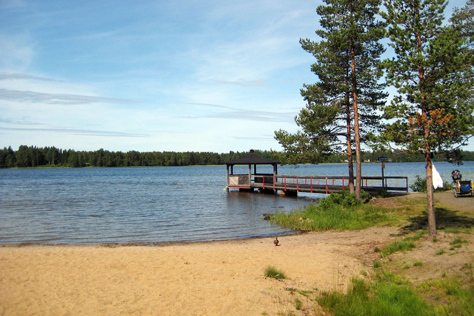 Brygga och lusthus vid stranden.