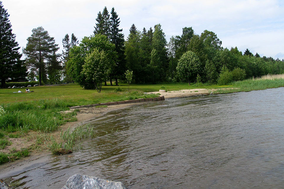 Stor grönyta vid strandkanten.