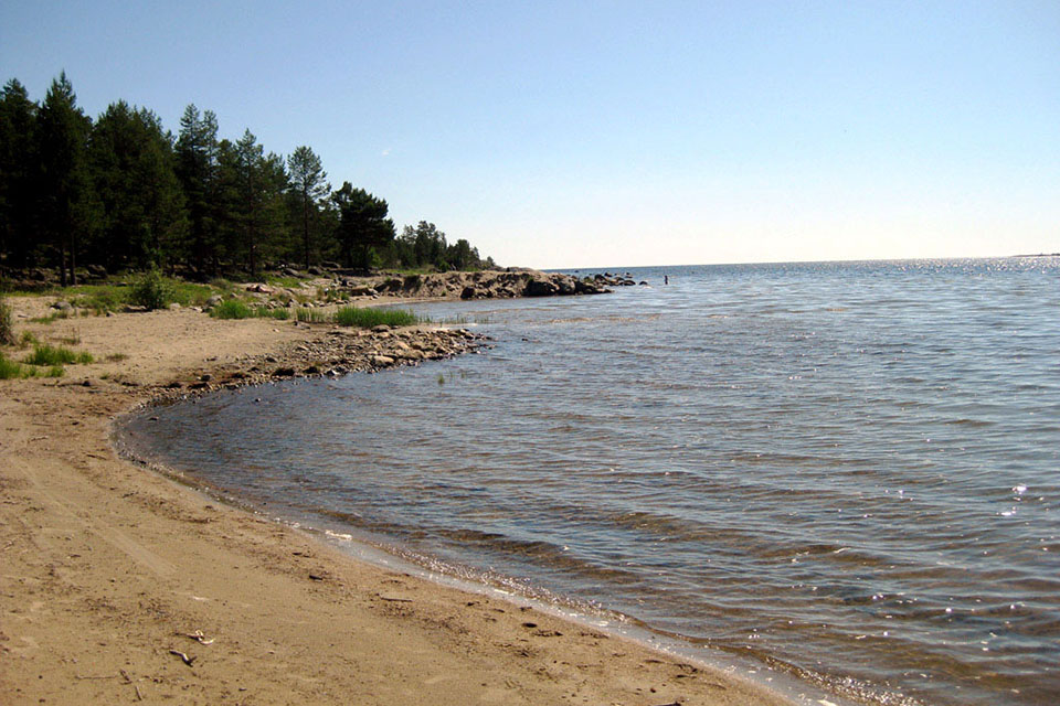 Sandstrand vid havet.