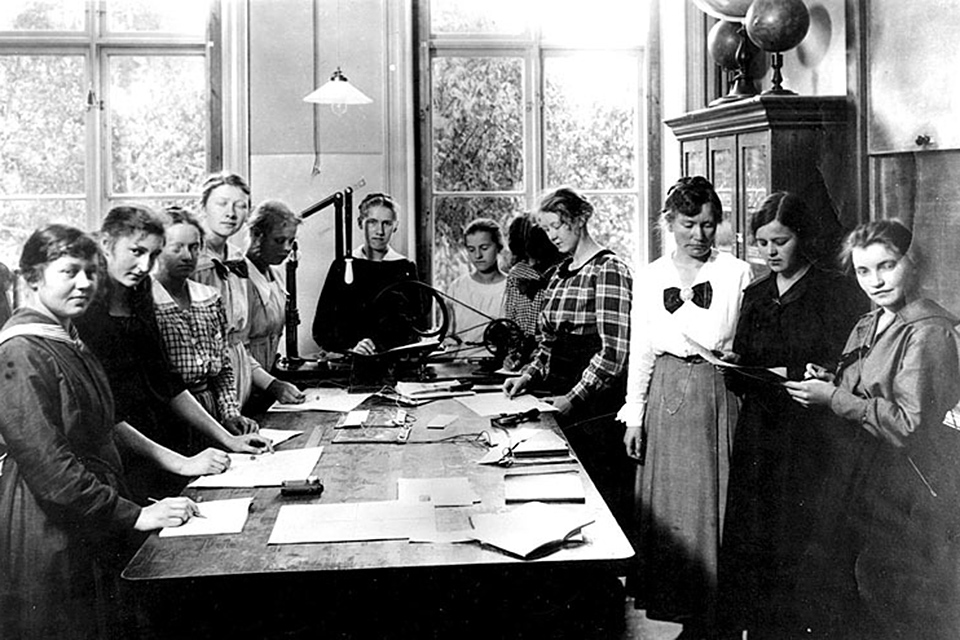 En fysiklektion i folkskoleseminariet i Umeå omkring 1920