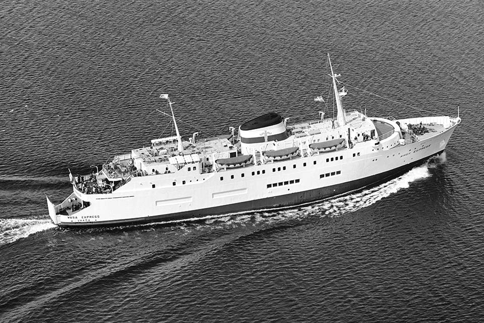 M/S Wasa Express på väg ut från färjeläget i Holmsund i juli 1965.