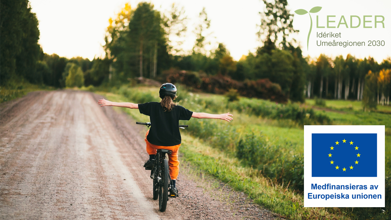 BIlden visar en ung person som cyklar på en grusväg och logotyper som visar att projektet medfinansieras av Leaderområdet Umeåregionen Idérike2030 samt Europeiska unionen.