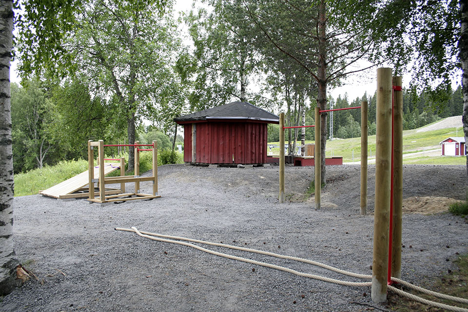 Översikt Bräntbergets utegym med några av gymmets stationer.