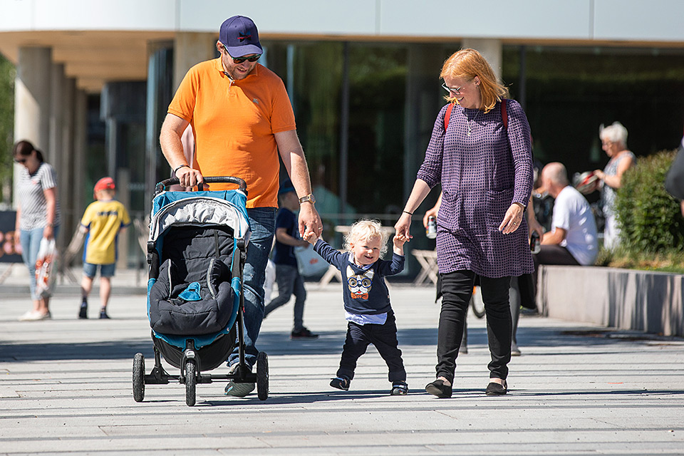 Familj med litet barn på kajen, Umeå